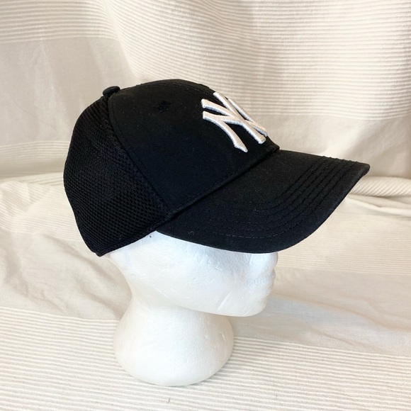 New Era Curved Brim Youth New York Yankees MLB Black Cap - Picture 4 of 14